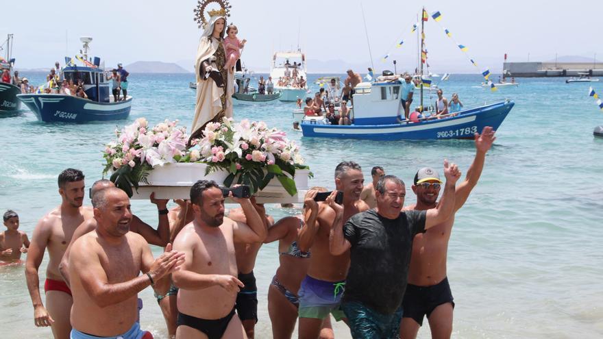 Playa Blanca adora a su Patrona en tierra y mar