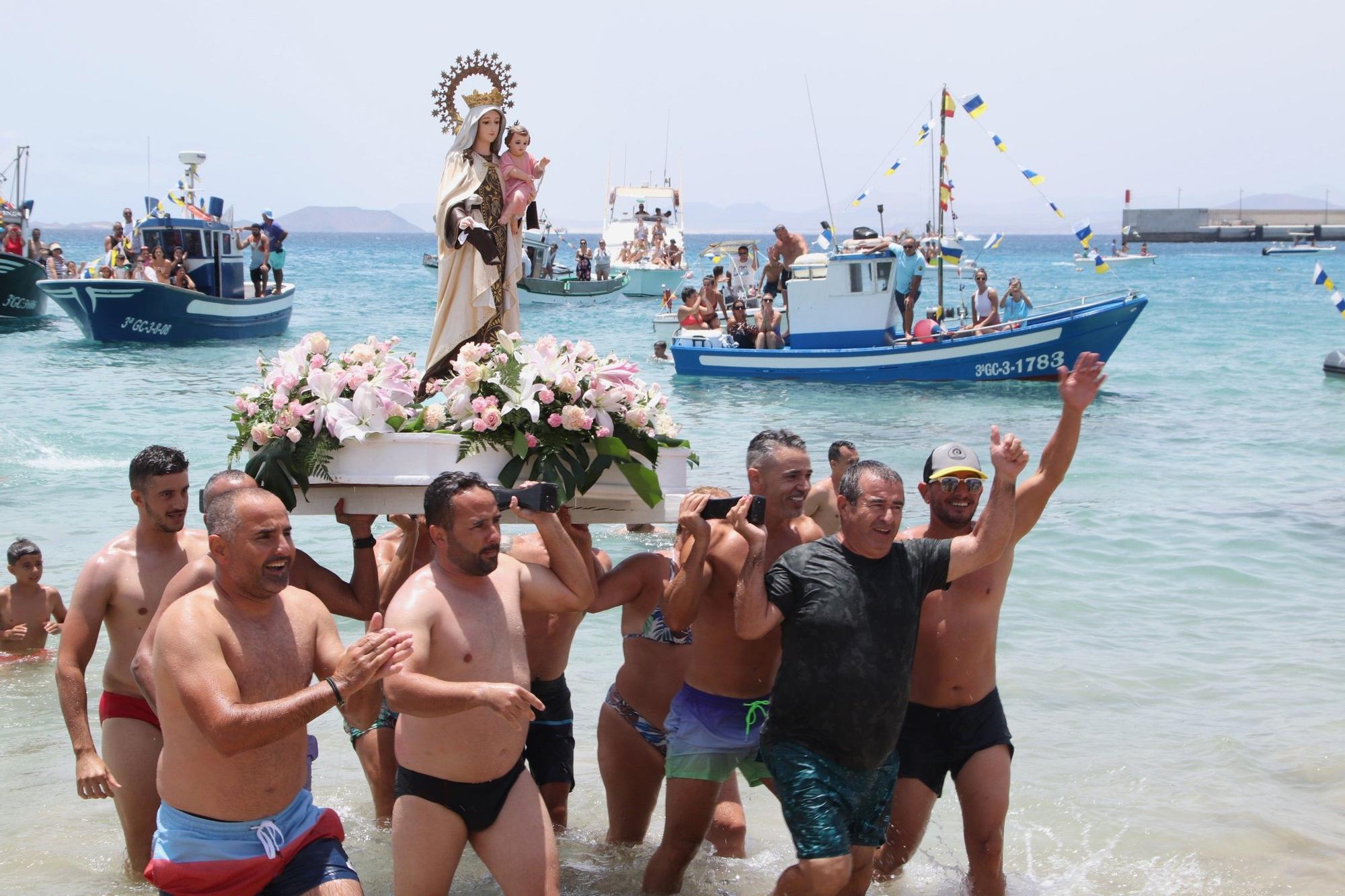 Procesión marítima y terrestre de la Virgen del Carmen en Playa Blanca