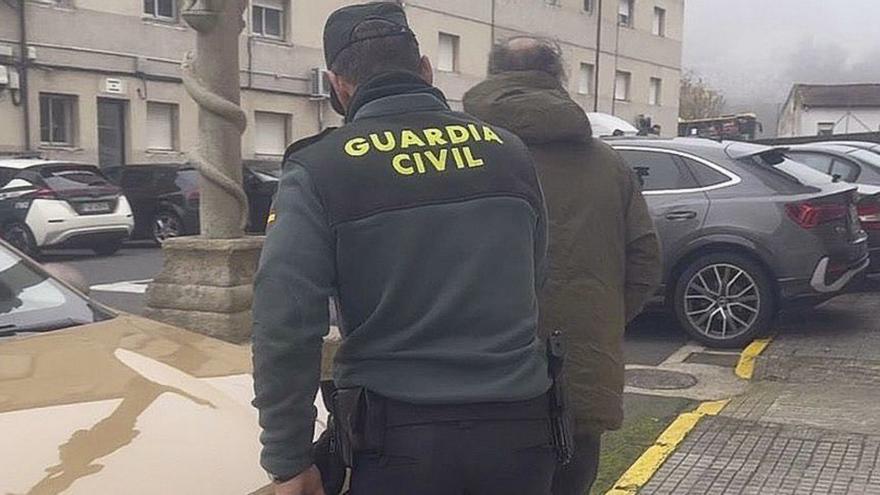 El detenido conducido por los agentes. |  FdV