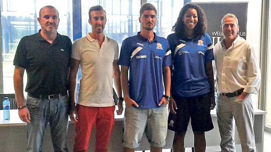 Alvarado y Simon posan con los directores deportivos de los equipos masculino y femenino del Palma.