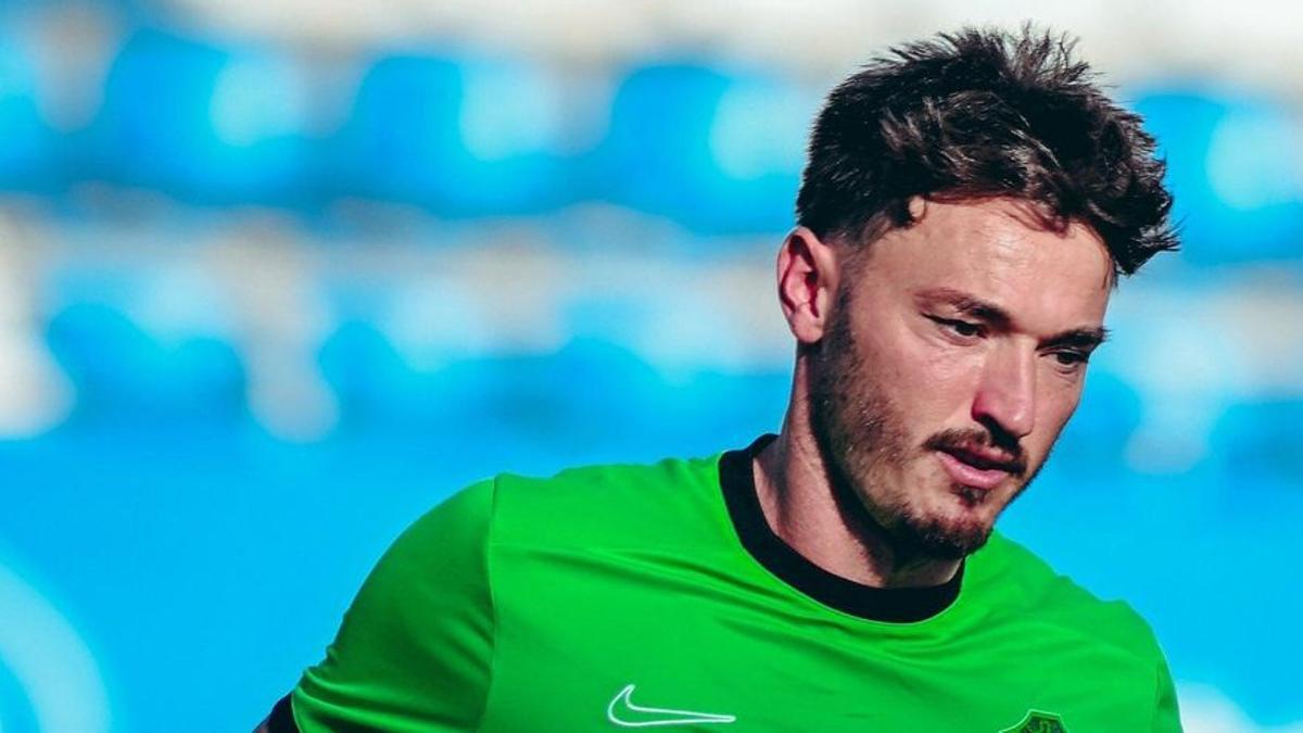 Josan Ferrández calienta sobre el verde del Francisco Artés Carrasco.