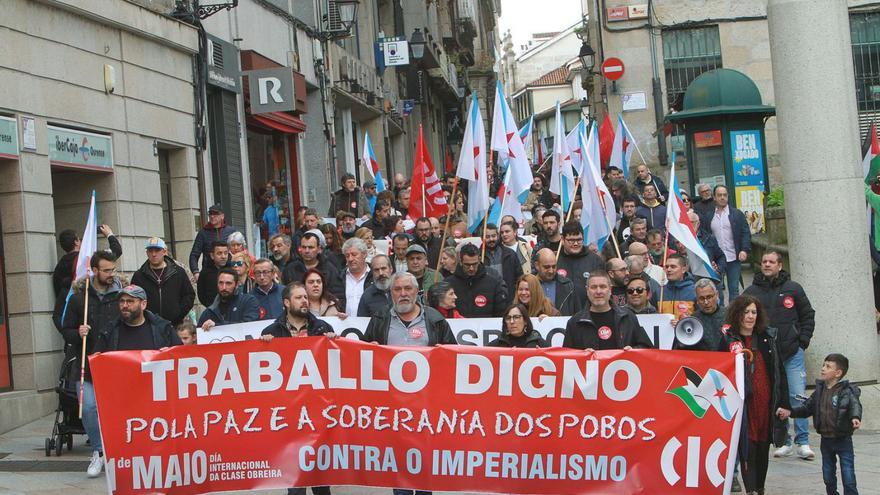 Manifestantes de la CIG durante el recorrido por el casco histórico de Ourense.