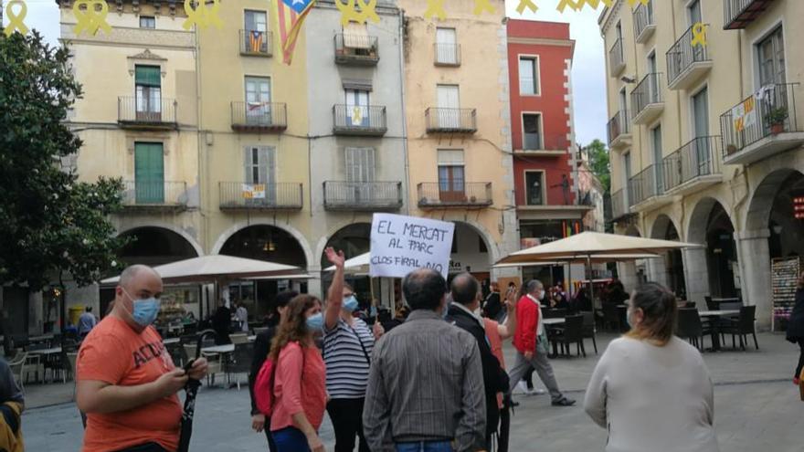 Concentració dels marxants del mercat de la roba de Figueres