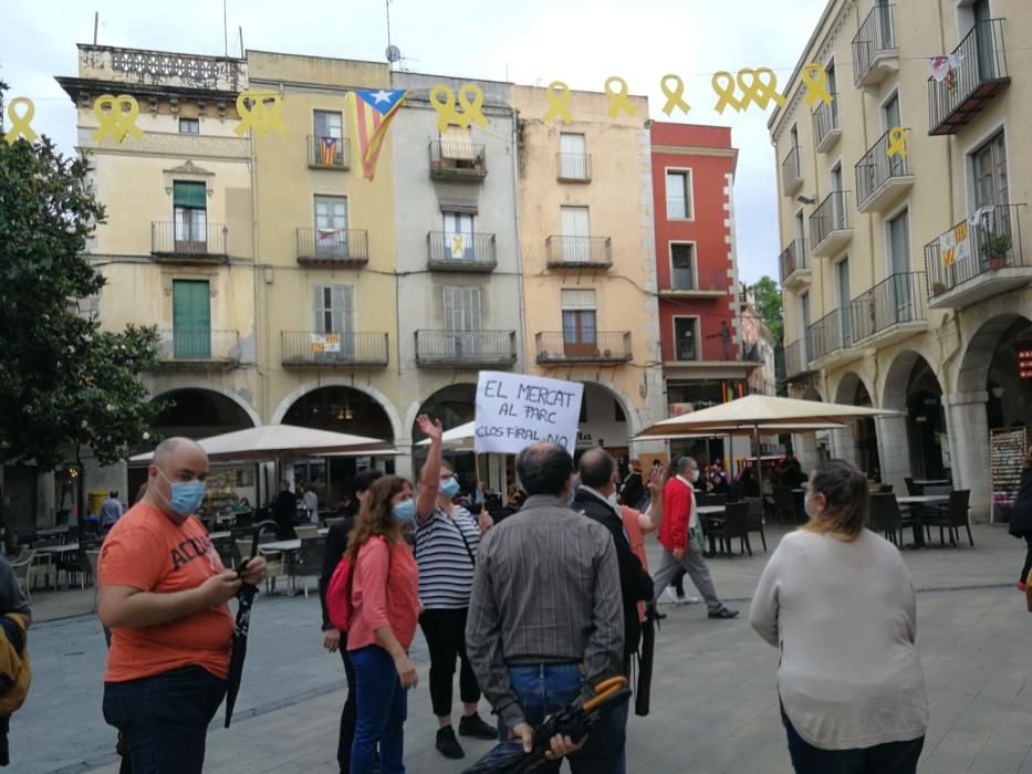 Concentració dels marxants del mercat de la roba