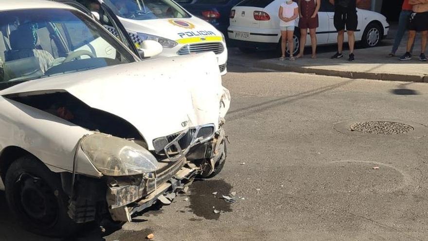 Un joven ebrio y sin carnet empotra un coche contra un edificio en Moreras