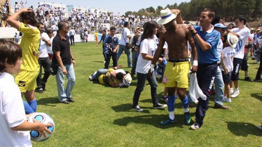 La alegría blanquiazul se desbordó al termino del partido entre los jugadores y aficioandos del Atlético Baleares.