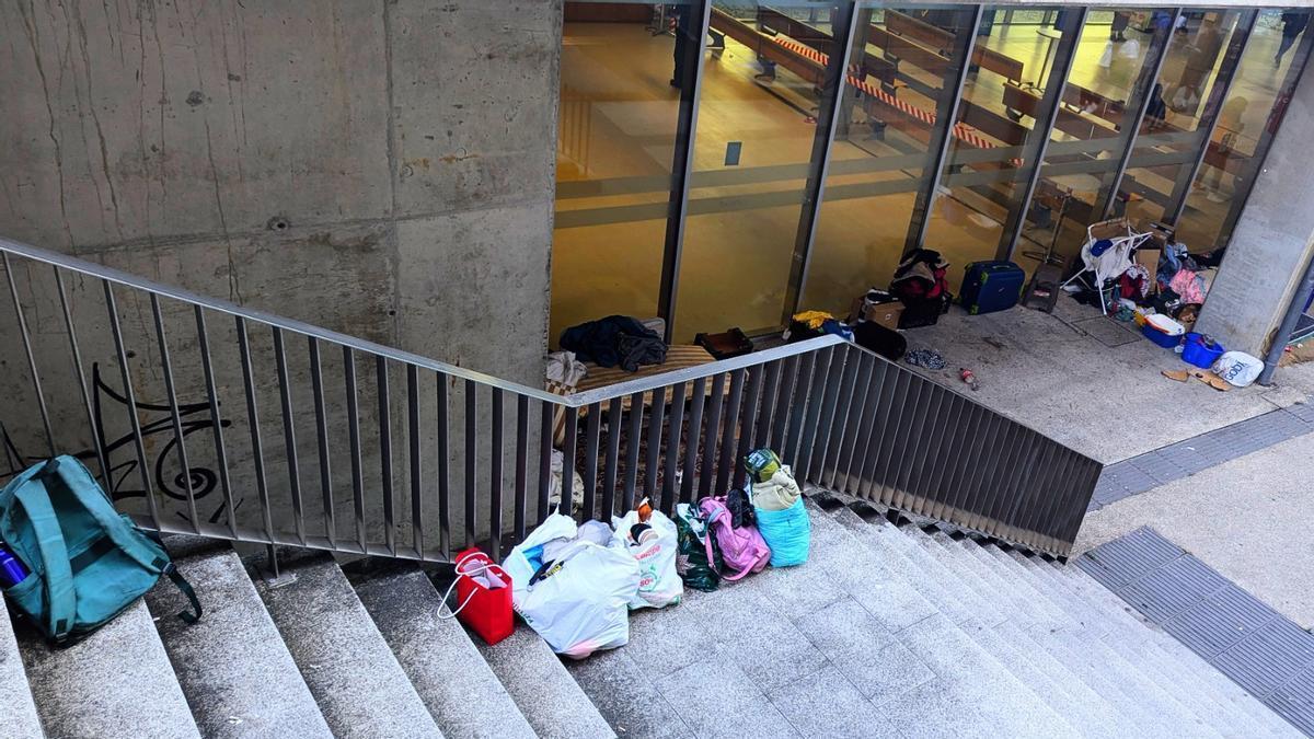 La Xunta desaloja a las personas sin hogar que dormían junto a la estación de buses de Vialia