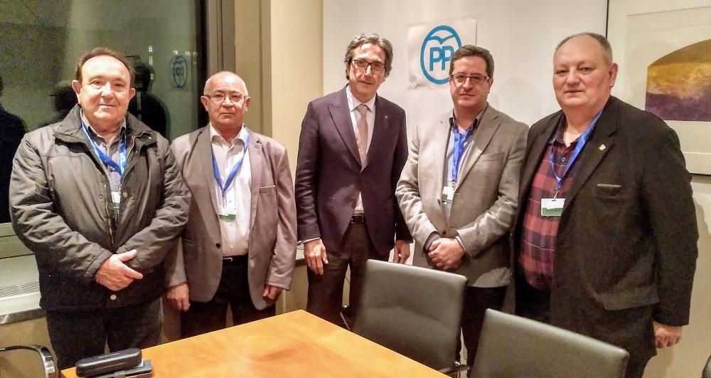 Reunión de la Confederación con representantes políticos en el Congreso.