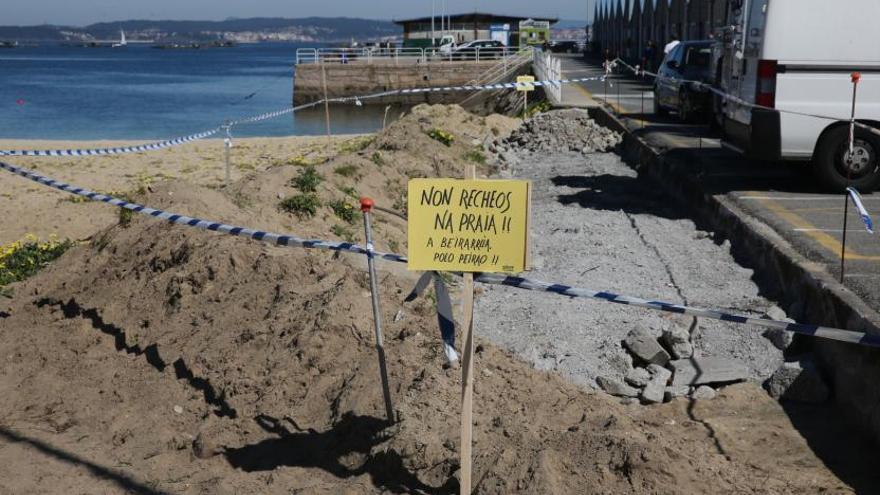 Anduxía coloca carteles de protesta por el relleno en la playa de Banda do Río