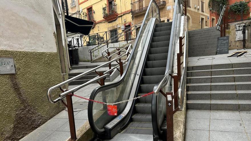 Las escaleras mecánicas de Alzapiernas en Cáceres, en el centro del debate vecinal por su utilidad, mantenimiento mensual y problemas de vandalismo