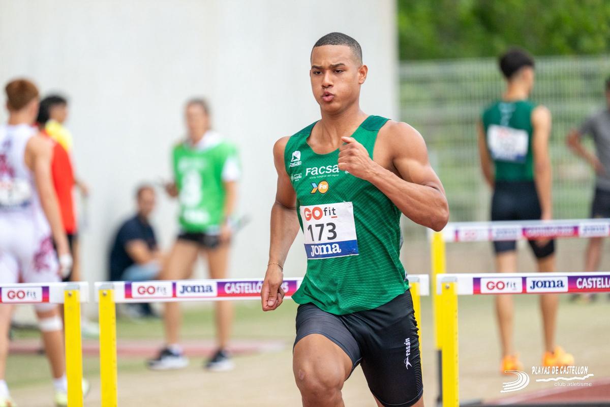 Yunier durante una carrera con el Playas.