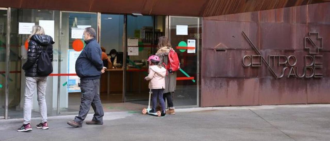 Paciente, ayer, en la entrada del centro de salud de Beiramar, uno de los que restringirá su actividad asistencial a partir de ahora.  / Alba Villar