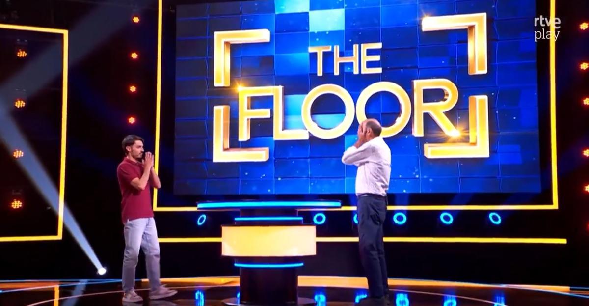 Toni Ruiz con Roger tras el duelo de la semifinal de 'The Floor'