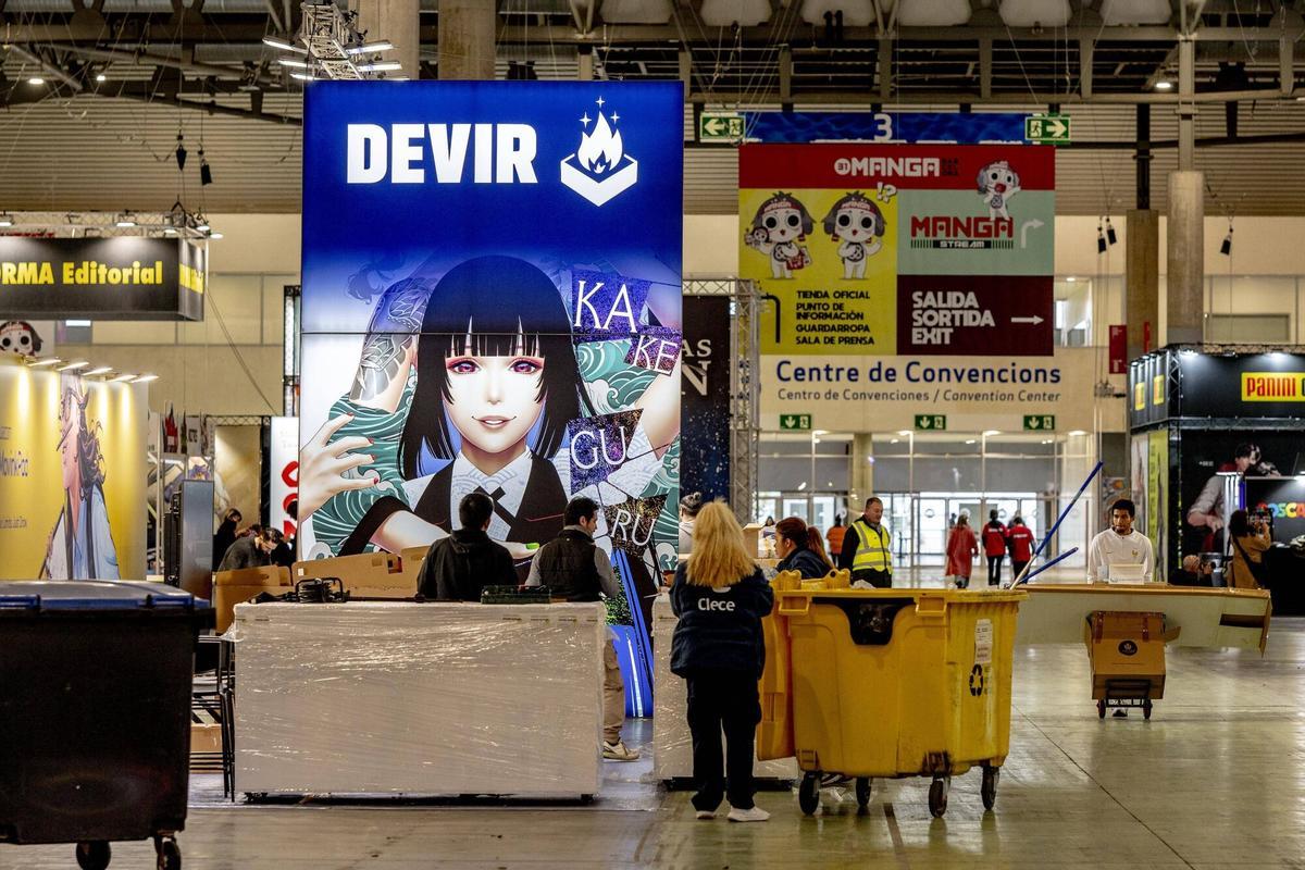 Barcelona 04/12/2025 Preparativos en stand de Devir, editora de Kakeguru, en el salón del manga en la Fira de Gran Via Fotografía de Ferran Nadeu