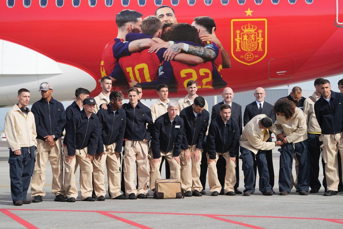 05/06/2026 Los futbolistas integrantes de la selección española y su seleccionador, Luis de la Fuente, antes de coger el vuelo para ir al Mundial, en el Aeropuerto de Santiago-Rosalía de Castro, en Santiago de Compostela, A Coruña, Galicia (España). Aficionados se han acercado al Aeropuerto de Santiago-Rosalía de Castro para despedir a los jugadores de la Selección española de fútbol que toman rumbo a Nashville dónde cogerán otro vuelo hasta Chattanooga (Tennessee), donde la selección tendrá su cuartel general antes del debut en el Mundial 2026 que se disputa en Estados Unidos, México y Canadá POLITICA Álvaro Ballesteros - Europa Press