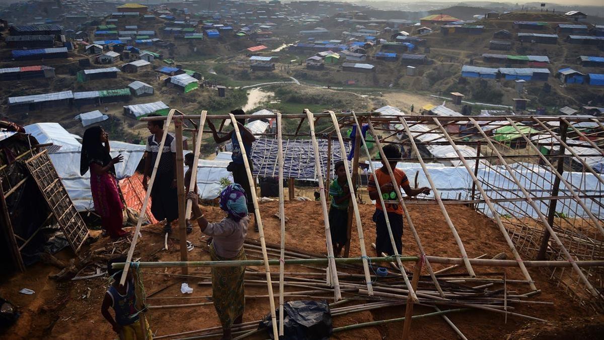 Un familia de rohingyas reconstruyen su precario refugio en el campo de Balukhali, en el distrito de Ukhia (Bangladés), el 22 de noviembre.