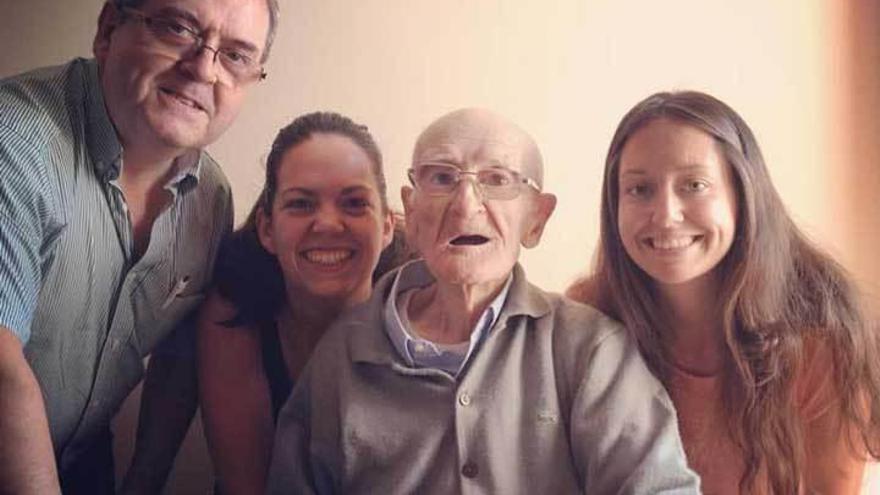 Raúl Carriles, junto a su hijo Juan Carlos y sus nietas, Claudia y Alicia -derecha-, celebrando su 101.º cumpleaños.