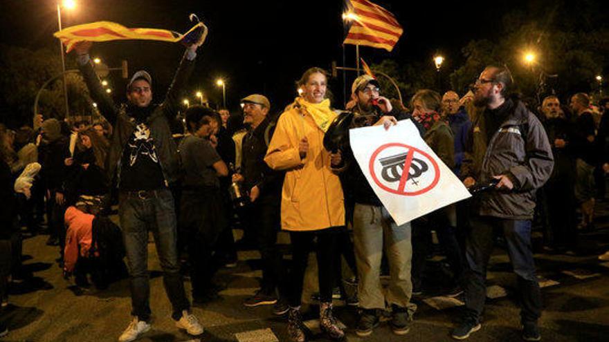 Centenars de persones tallen la Diagonal per protestar amb una cassolada contra la visita del Rei