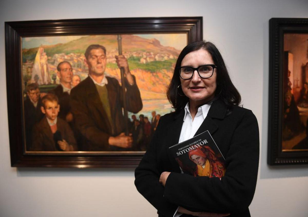 Silvia Caamaño, junto al cuadro de su abuelo, José.