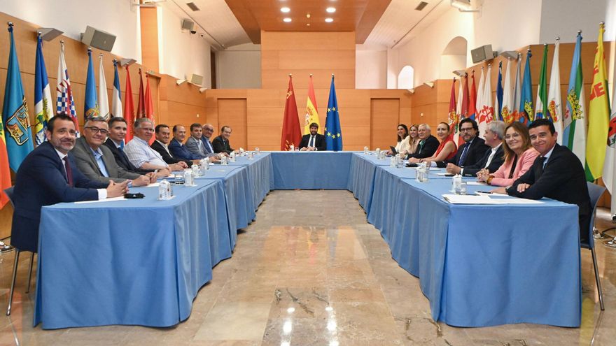 El jefe del Ejecutivo autonómico, Fernando López Miras, reunido con el presidente de Agrupal, José García Gómez, así como con su equipo y con responsables del Centro Tecnológico Nacional de la Conserva y la Alimentación
