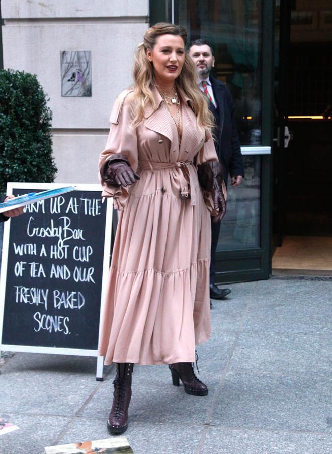 Blake Lively con vestido trench y botas de cordones