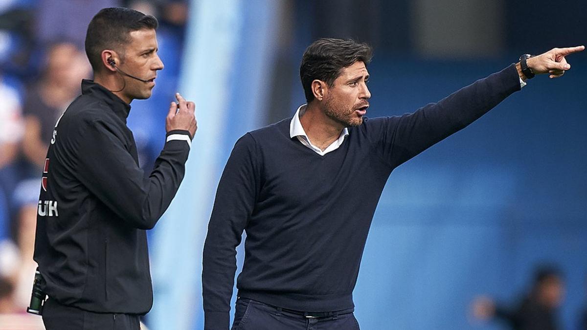 Víctor Sánchez del Amo (derecha), destituido como entrenador del Málaga, durante un partido en A Coruña el pasado octubre