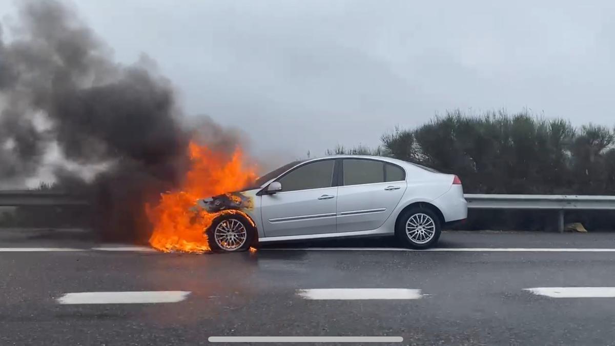 Un coche se incendia en la A-66 en León.