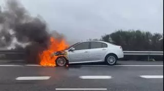 Un coche se incendia en la A-66 en León