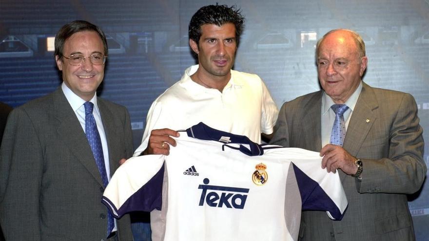 Figo, presentado en el Madrid en 2000, junto a Florentino Pérez y Alfredo Di Stéfano.