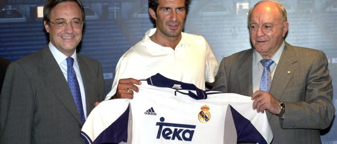 Figo, presentado en el Madrid en 2000, junto a Florentino Pérez y Alfredo Di Stéfano.