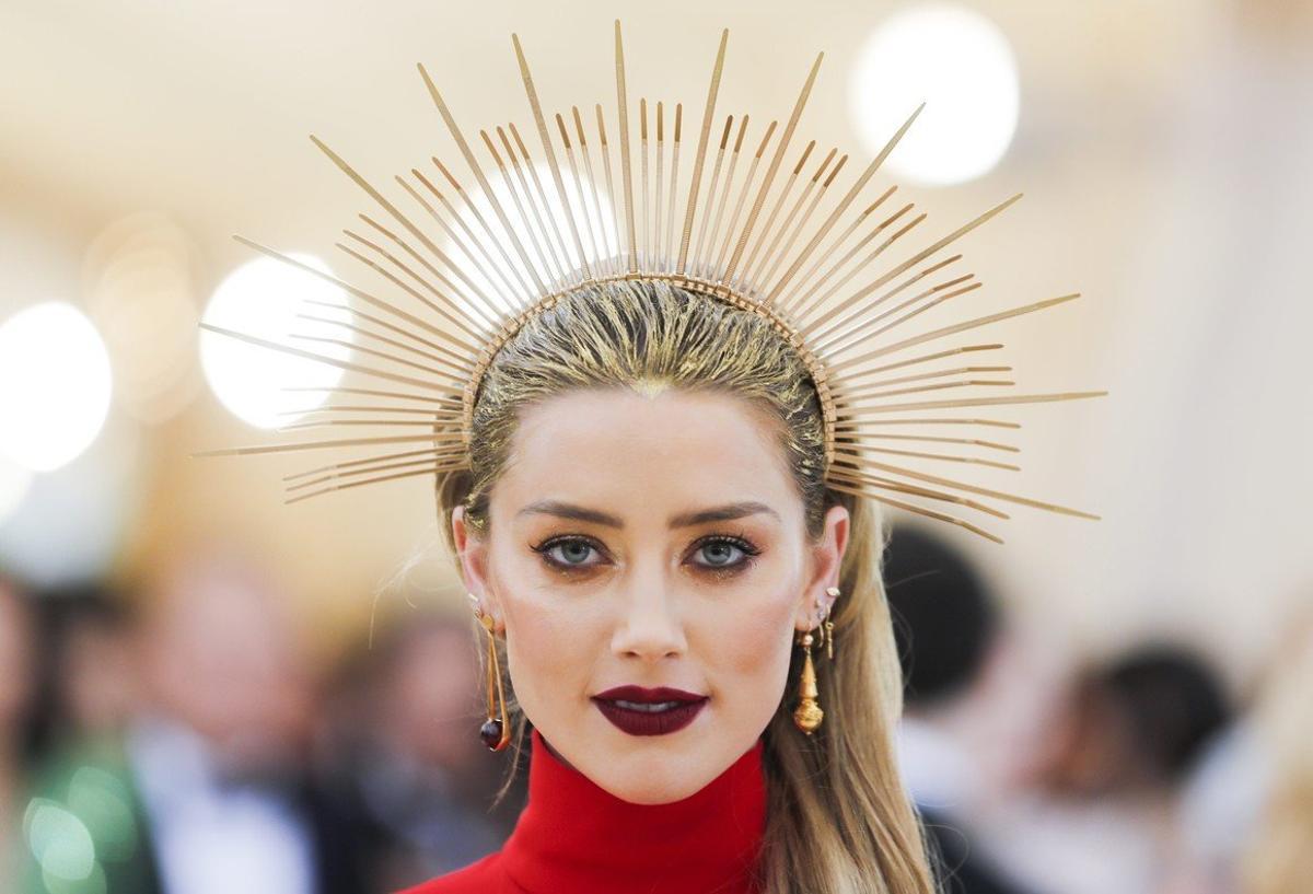 Amber Heard, con un tocado muy apropiado a la temática de la gala.