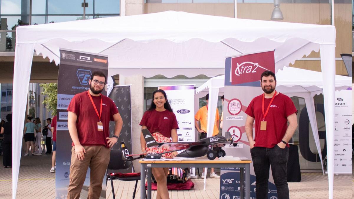 Pamies (I.), Fátima Sadok (fabricación) y José Morcillo (fundador del proyecto) con la aeronave ‘Favara’.