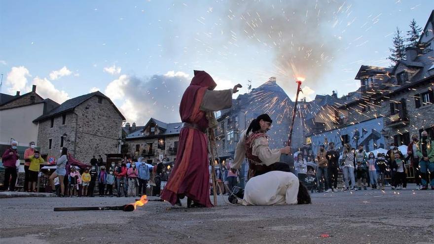 Ambiente de la Feria de Brujas del valle de Tena, que se celebra en Sallent de Gállego.