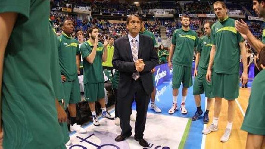 Luis Casimiro, rodeado por sus jugadores, antes de un partido en el Martín Carpena. El Unicaja tendrá hoy una dura prueba con los culés.