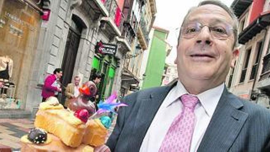 El abogado Paco Sánchez, en la calle de  Rivero con un bollo en la mano.