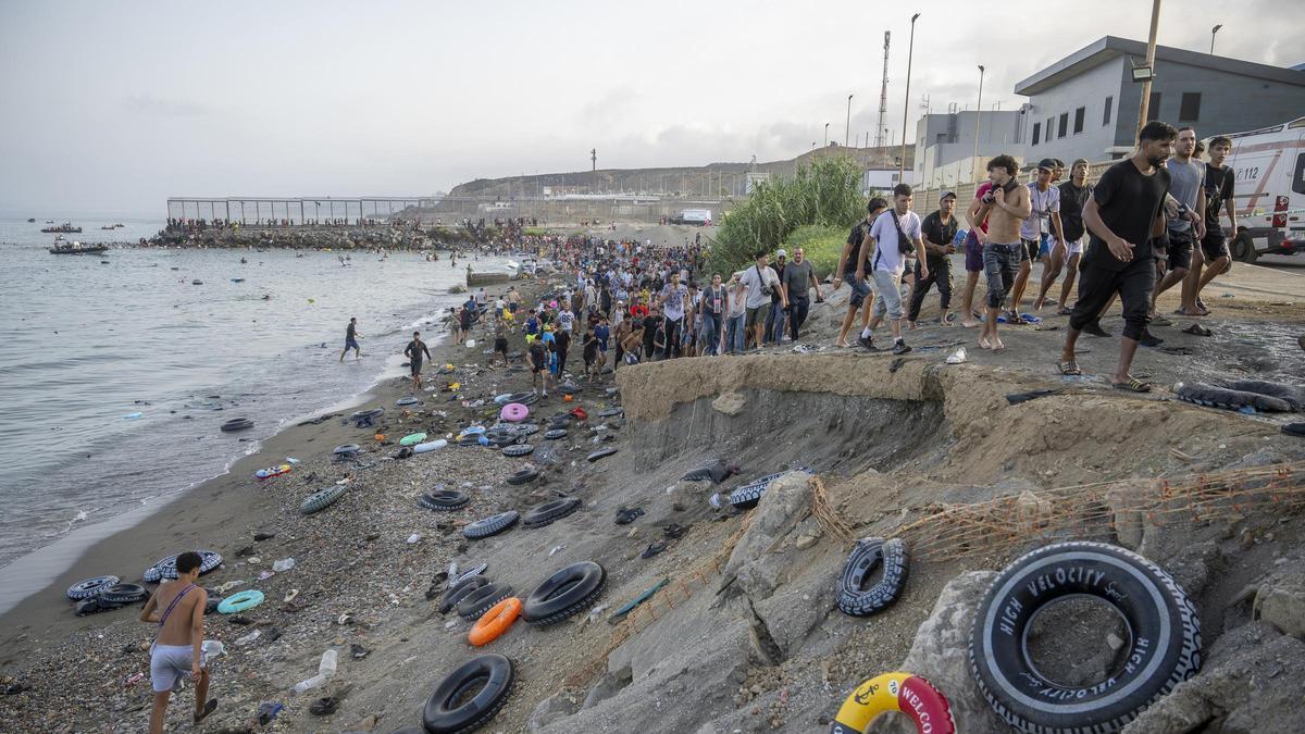 La Guardia Civil cifra en 49.000 las personas que ya han entrado en Ceuta desde Marruecos