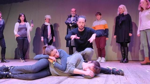 Un assaig, amb la Rovellona dels Pastorets de Balsareny damunt de'n Lluquet, i davant el director, Climent Ribera