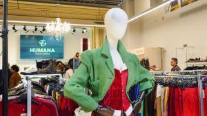 Un maniquí y varias prendas de ropa en una tienda Humana
