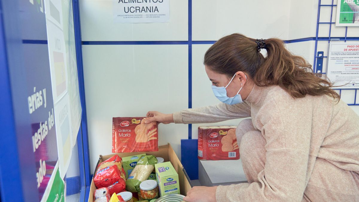 Una de las dueñas de la administración de lotería número 7 con los alimentos para la colecta.