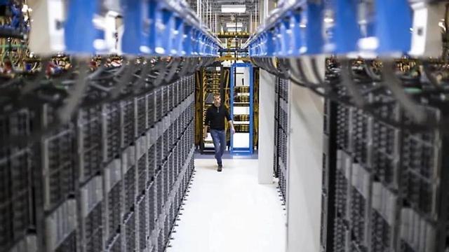 Files de servidors informàtics a l’interior d’un centre de dades