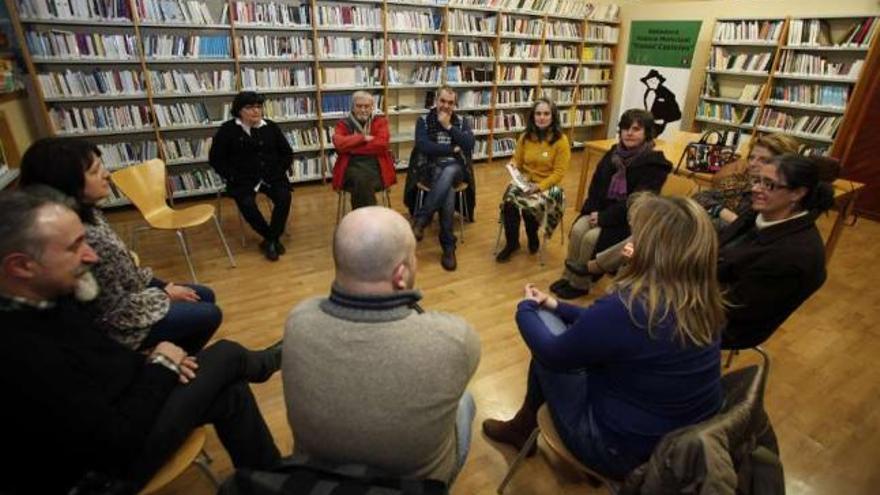 El club de lectura se reunió ayer por la tarde en la biblioteca municipal.  // Bernabé/Gutier