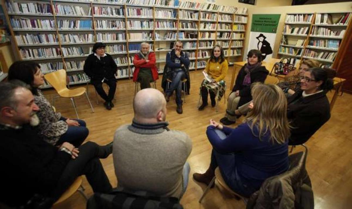 El club de lectura se reunió ayer por la tarde en la biblioteca municipal.  // Bernabé/Gutier