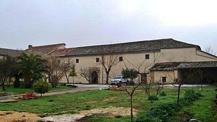 Patio interior del monasterio toresano en el que se conservan las paneras y la antigua botica .