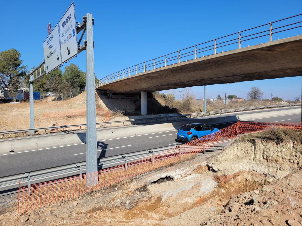 Les màquines ja han començat el moviment de terres per a la construcció de la passarel·la