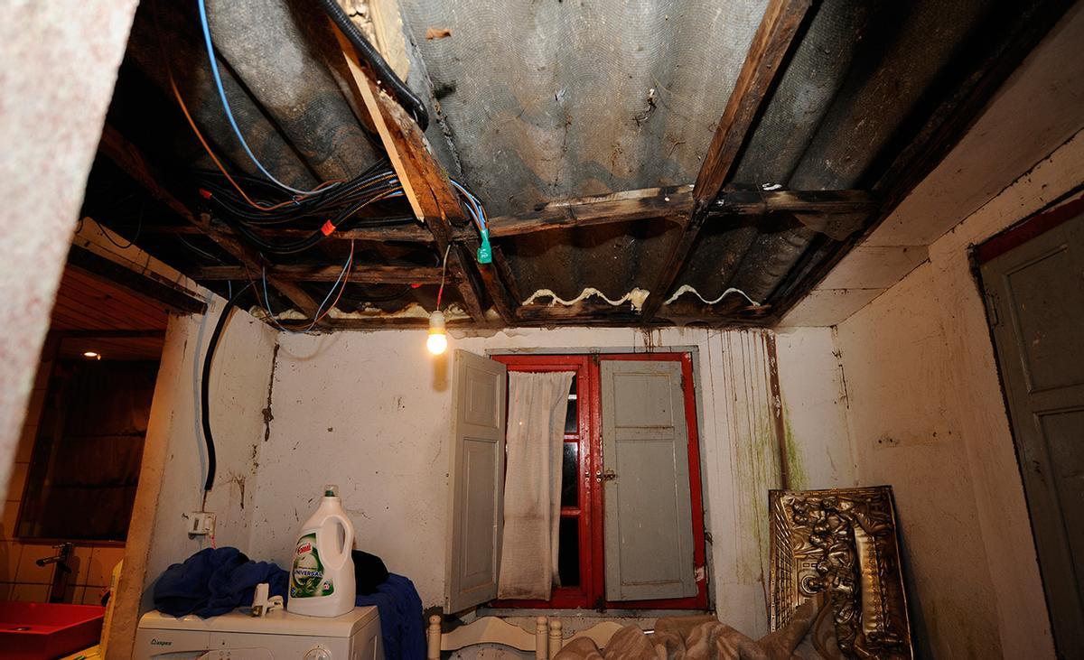 Una de las habitaciones de la casa que ocupa la familia