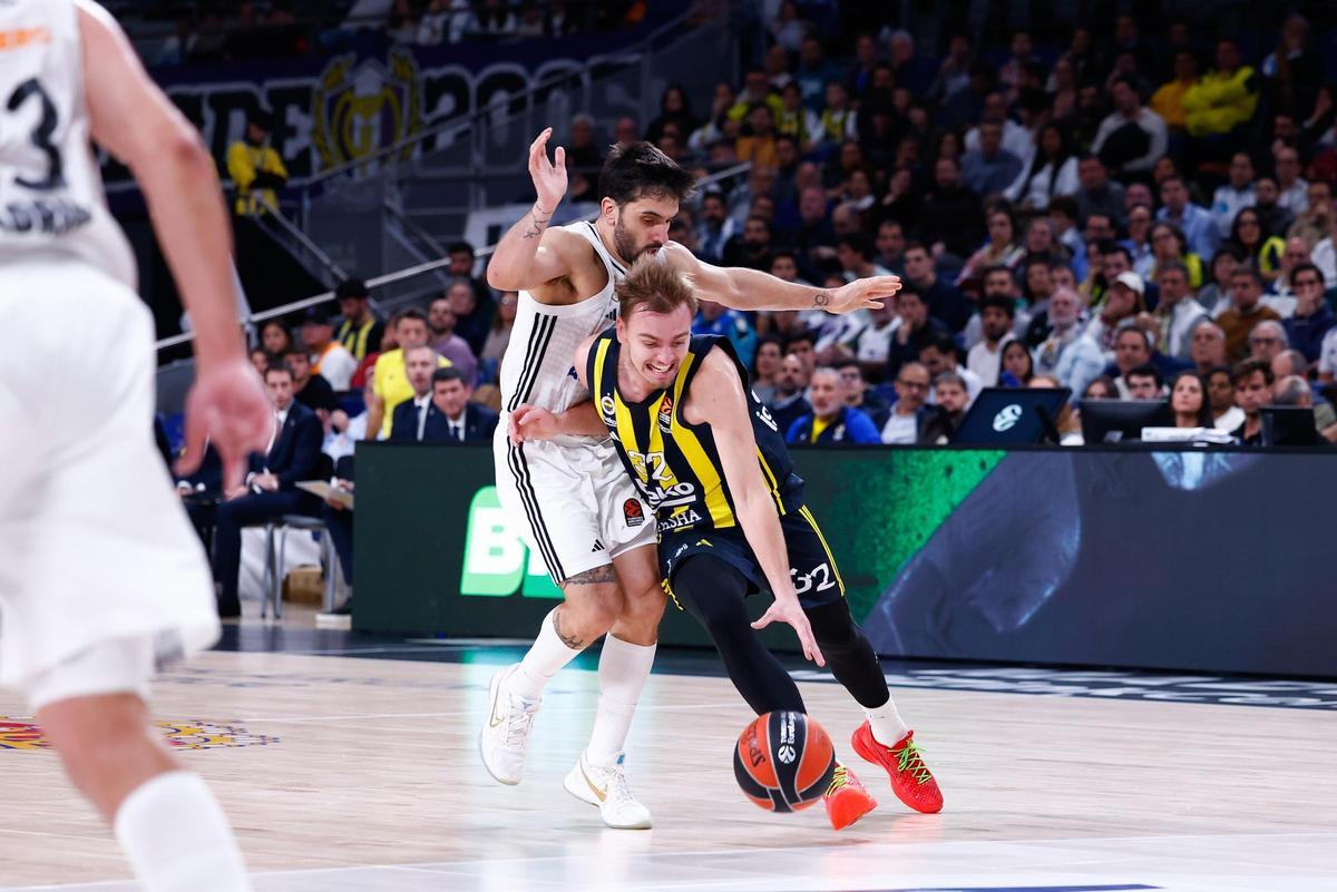 Arturs Zagars y Facundo Campazzo.