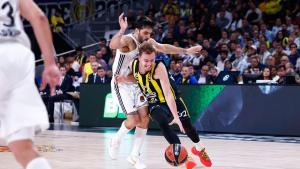 Archivo - Arturs Zagars y Facundo Campazzo durante el Real Madrid-Fenerbahce de la Euroliga 24-25