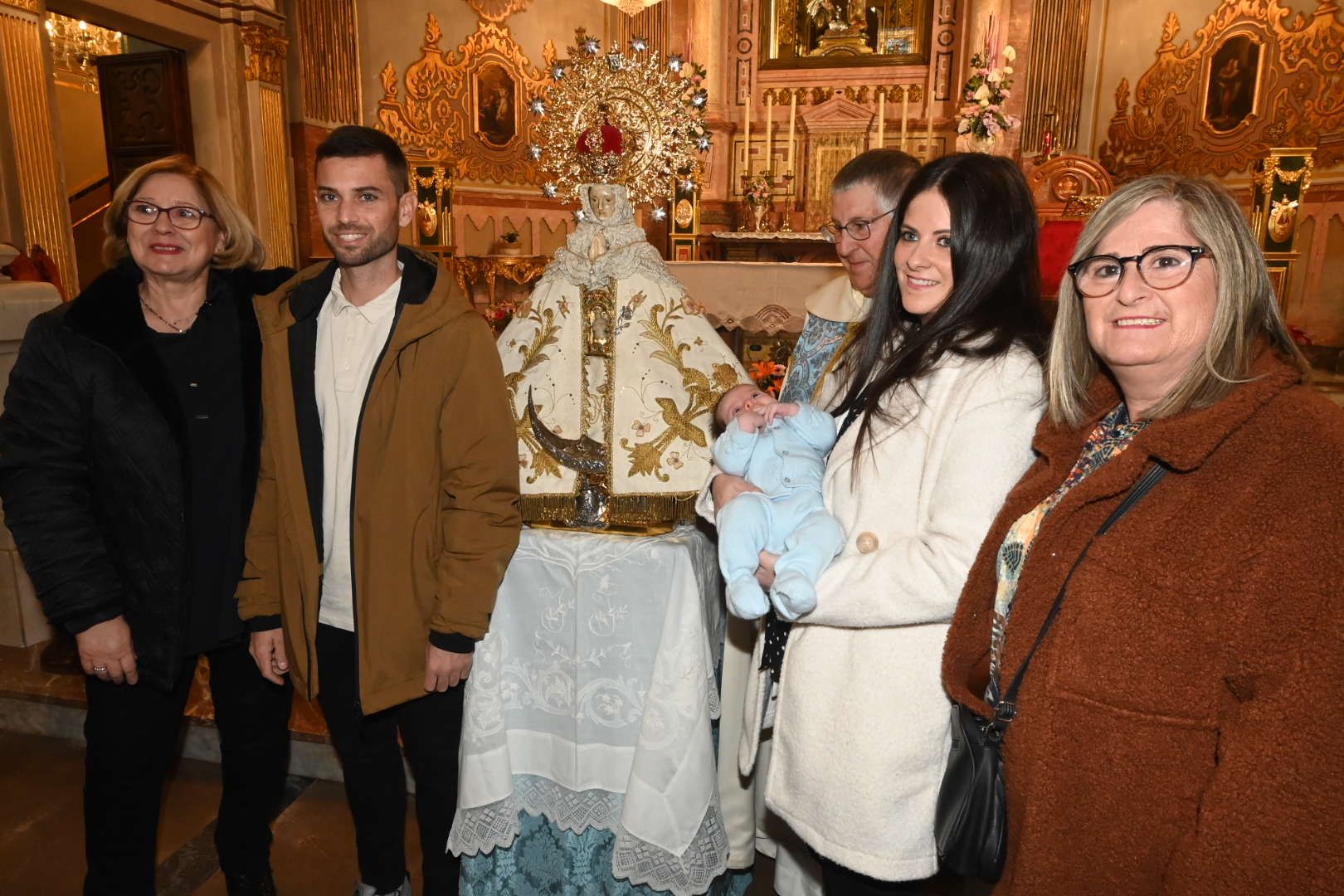 Galería de imágenes: Paso por el manto de la Virgen del Lledó en la basílica