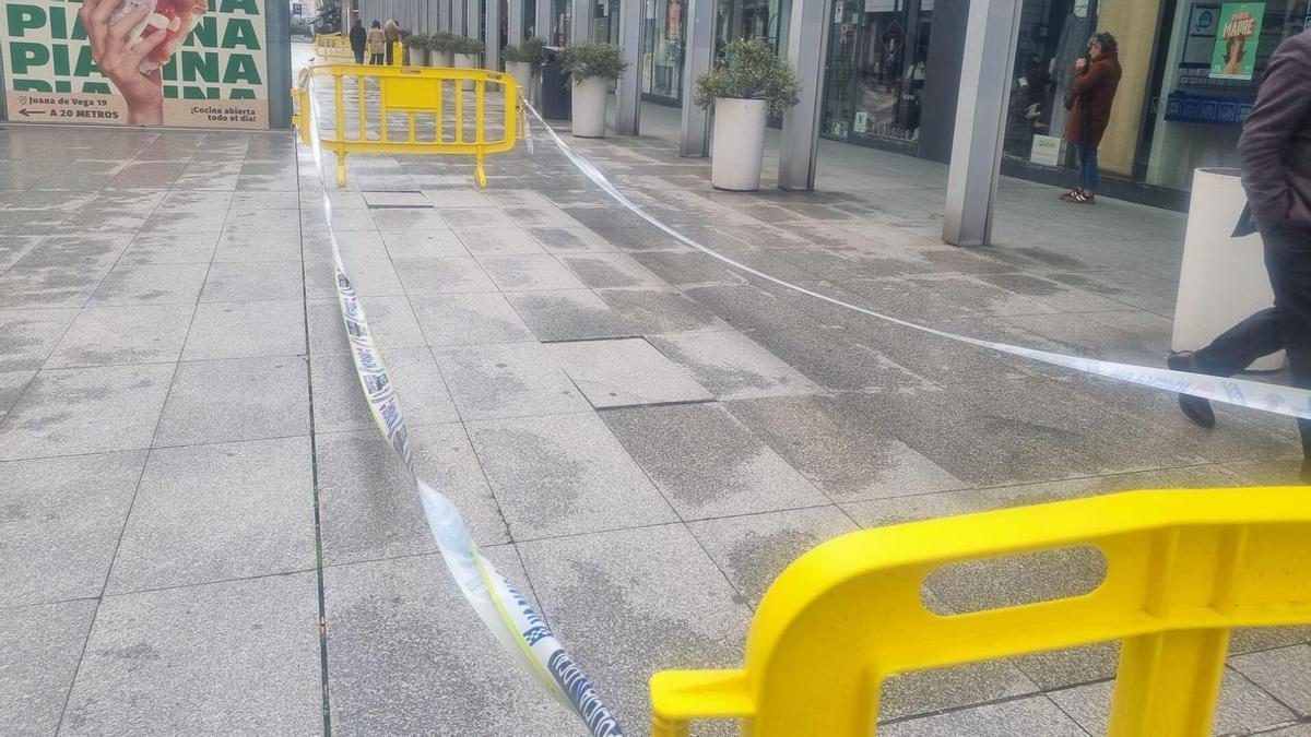 Vallan la zona peatonalizada de la plaza de Lugo de A Coruña para reparar baldosas rotas
