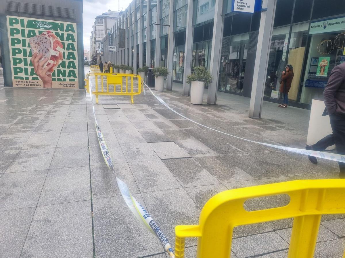 Reparación de baldosas en la Plaza de Lugo